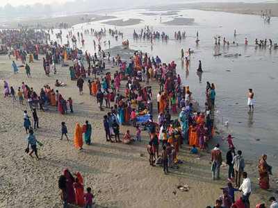कमला नदीमा स्नान गर्ने श्रद्धालुको घुइँचो