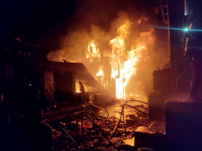 गमगढी बजारमा आगलागी हुँदा आठ घर जलेर नष्ट