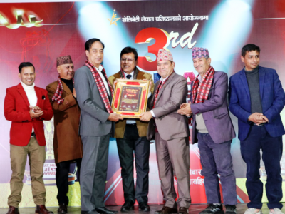 चेम्बर अफ कमर्सका निवर्तमान अध्यक्ष मल्ललाई वाणिज्य सेवा पदक