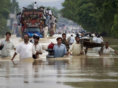 पाकिस्तानमा बाढीपहिरोले ९०० जनाको निधन, ३ करोड मानिस घरबारबिहिन