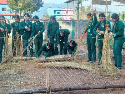 विद्यार्थीलाई गुन्द्री बुन्नेदेखि दुनाटपरी तयार गर्ने सीप