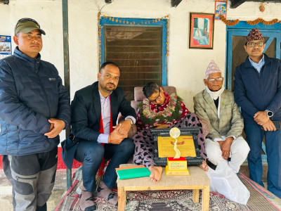 मदन पुरस्कार विजेता झमकको घरमै पुगेर दिइयो ‘कोशी एक्सिलेन्स अवार्ड’