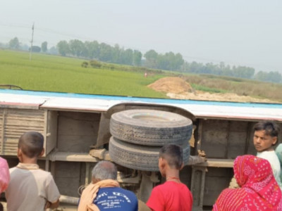 महोत्तरीमा यात्रुवाहक बस दुर्घटना, एक दर्जन बढी घाइते