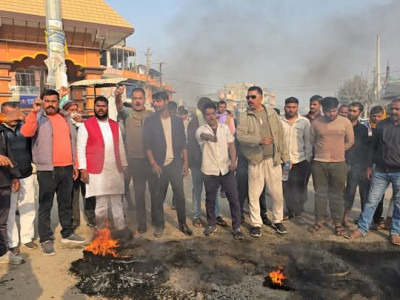 नगर प्रमुख विरुद्धमा नाराबाजी सहित टायर बालेर प्रदर्शन
