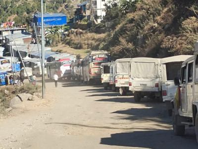 मार्तडीमा बस पार्ककै चिन्ता, सडक किनारामै पार्किङ