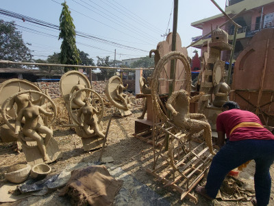 सरस्वती पूजा नजिकिँदा मूर्तिकारलाई भ्याईनभ्याई, मौसमले थप्यो चुनौती