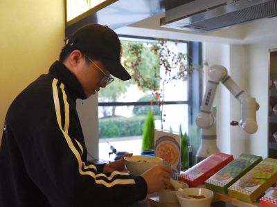 चीनले सुरु गर्यो एआईमा आधारीत रोबोट रेस्टुरेन्ट