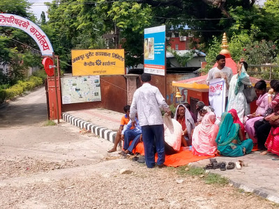 मुख्यमन्त्री कार्यालय अगाडि सहिद परिवारका सदस्यहरु धर्नामा