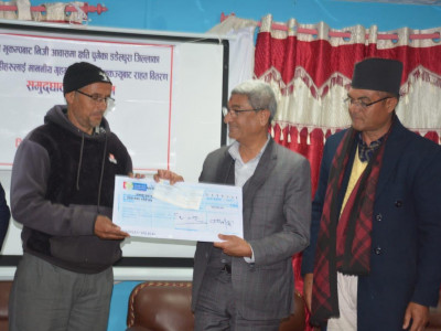 डडेल्धुरा पुगेर गृहमन्त्री लेखकले सुरु गरे भूकम्प पीडितलाई लाभग्राही अनुदान हस्तान्तरण
