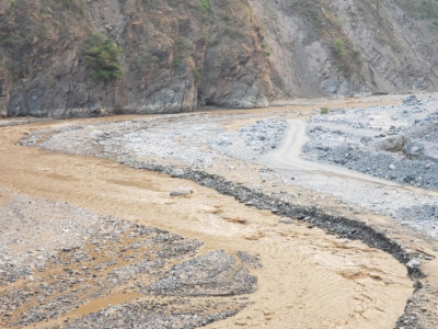 रोशी खोलाले नेपालथोकको डाइभर्सन पनि बगायो, रामेछापको सुनापति आउने सडक अवरुद्ध
