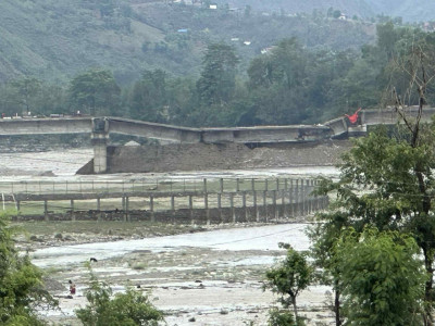निर्माण पुरा नहुँदै भत्कियो तामाकोशीको पुल