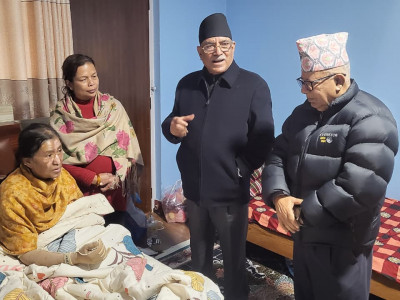 झलनाथ खनालकी पत्नीको स्वास्थ्य बुझ्न प्रचण्ड र माधवकुमार डल्लु पुगे