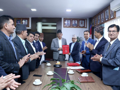 राजस्व परामर्श समितिद्वारा अर्थमन्त्री समक्ष प्रतिवेदन पेश