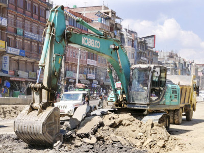 बनेपामा सडक विस्तारको काम धमाधम हुँदै (तस्बिरहरु)