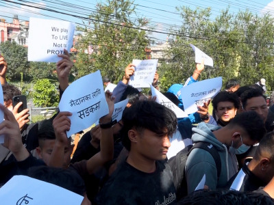 एन्फा मुख्यालय अगाडि फुटबल समर्थकहरुको धर्ना, चुप लागेर नबस्ने चेतावनी