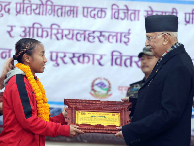 प्रधानमन्त्रीबाट अन्तर्राष्ट्रिय पदक विजेता खेलाडीलाई पुरस्कार प्रदान