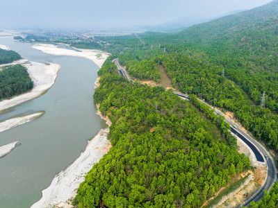 कालोपत्रे हुँदै गरेको गैंडाकोट थुम्सी ६ लेनको सडक (तस्विरहरू)