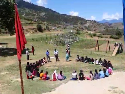 विद्यालयको भवन नहुँदा भुइँमै बसेर पढ्न बाध्य मुगुका विद्यार्थी