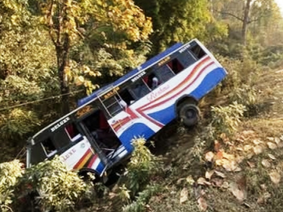 मकवानपुरको मनहरीमा बस दुर्घटना हुँदा २२ जना घाइते