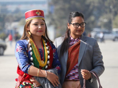 १४ भाषामा लिए शपथ, चिनजान गर्दै सेल्फी खिच्दै सांसद