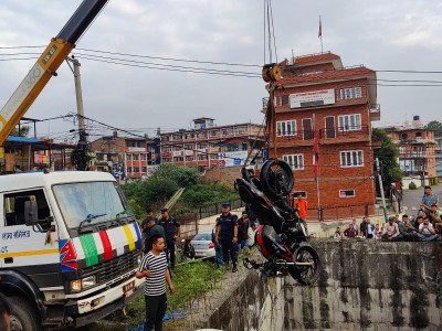 तीन कुने पुलबाट मोटरसाइकल खस्दा एक जनाको मृत्यु