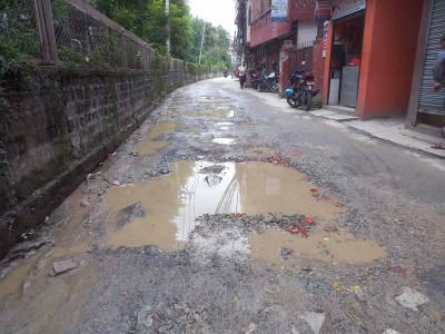 एक वर्षदेखि मर्मतको पर्खाइमा बौद्ध स्तुप क्षेत्रको सडक