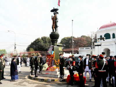 राष्ट्रपतिद्वारा राष्ट्रनिर्माता पृथ्वीनारायण शाहको सालिकमा माल्यार्पण