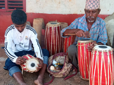 मादल बनाएर जीवनको धुन मिलाउँछन् रामबहादुर