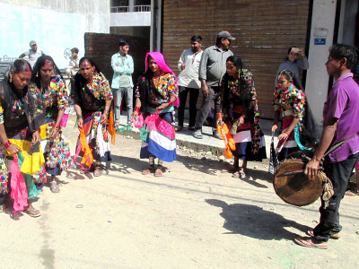 थारु समुदायको फागुमा  आगो भित्र्याउने प्रचलन