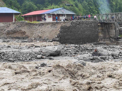 मेलम्ची खानेपानी मुहान जाने सडक बाढीले अवरुद्ध
