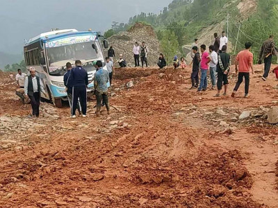 सेलेघाट–रामेछाप–साँघुटार सडकको काम अलपत्र, जोखिमपूर्ण यात्रा गर्न बाध्य