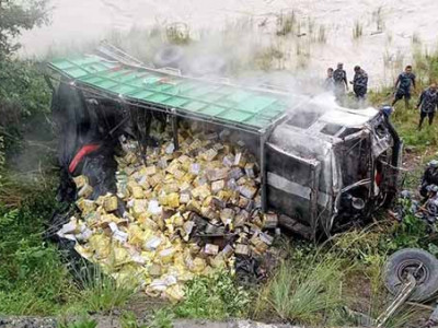 खानेतेल बोकेको ट्रक दुर्घटना
