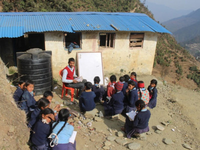 विद्यालय भवन भत्किएपछि चौरमा पठनपाठन