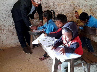 एउटै शिक्षकको भरमा तीनवटा कक्षाको पठन पाठन