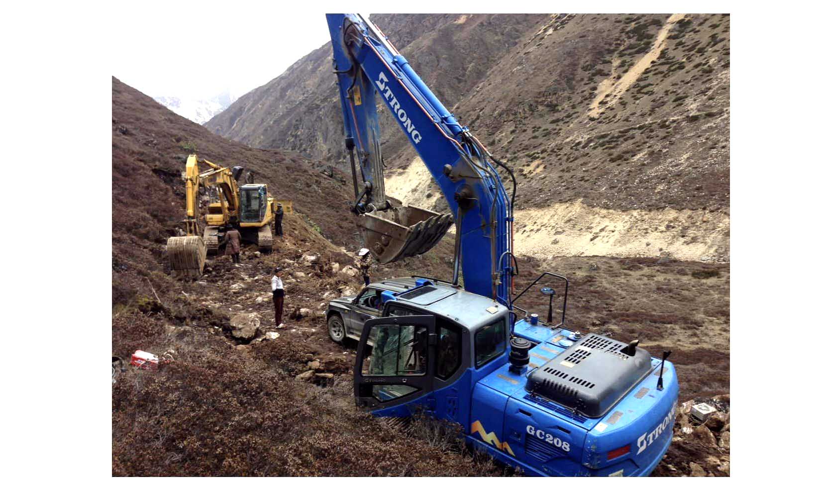 पहिलो पटक टिपताला पुगे नेपालतर्फका स्काभेटर र ट्याक्टर