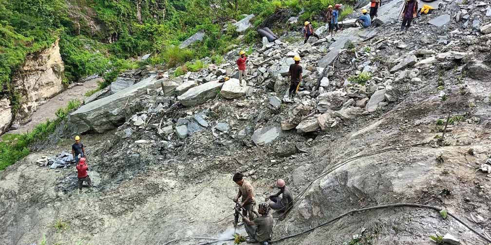 बेनी–जोमसोम सडकः बैसरीको भिरमा पहिरो रोकथाम गर्न ‘रक एङ्करिङ’