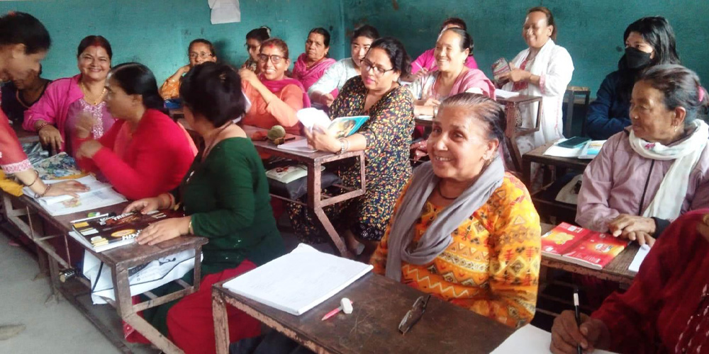 शिक्षाको उज्यालो खोज्दै हजुरआमाहरू