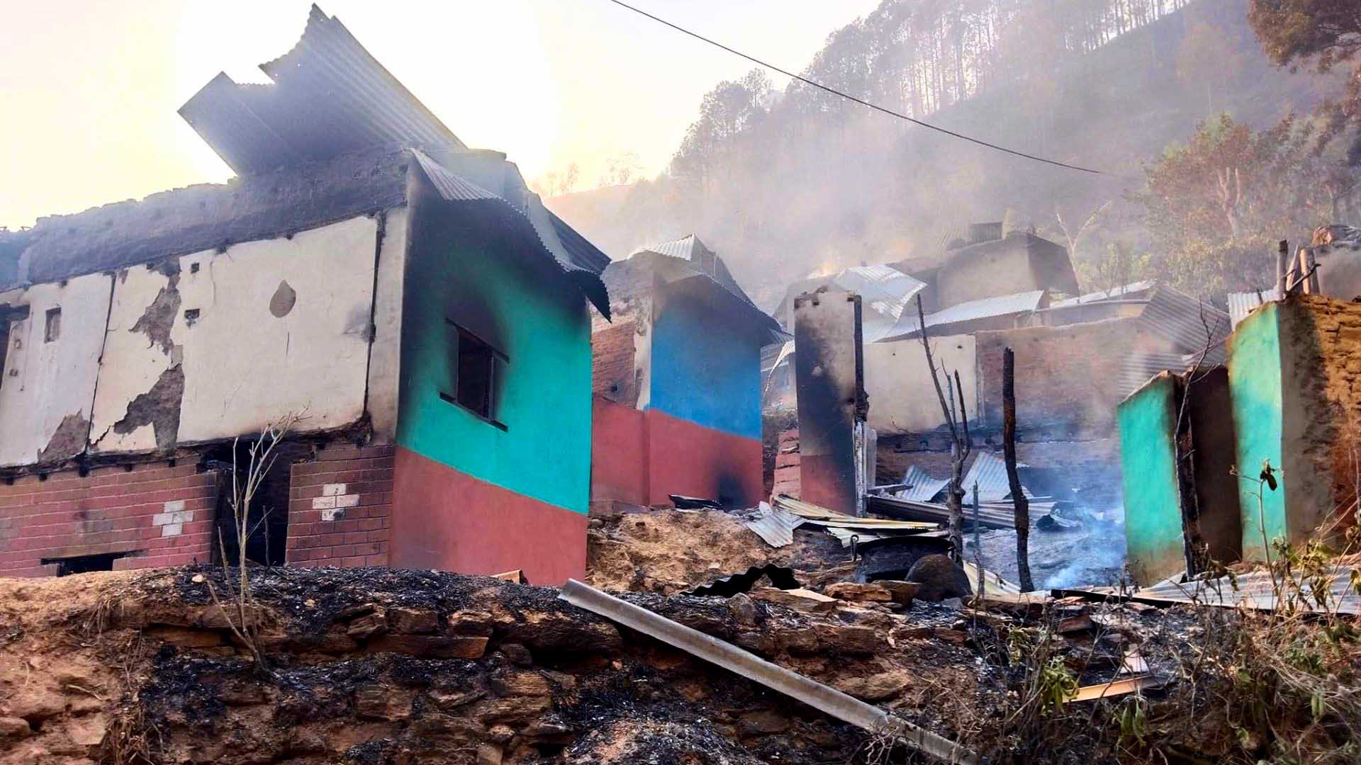 डढेलो गाउँमा सल्किँदा गुल्मी, अर्घाखाँची र नवलपरासीमा ६० भन्दा धेरै घरगोठ जले