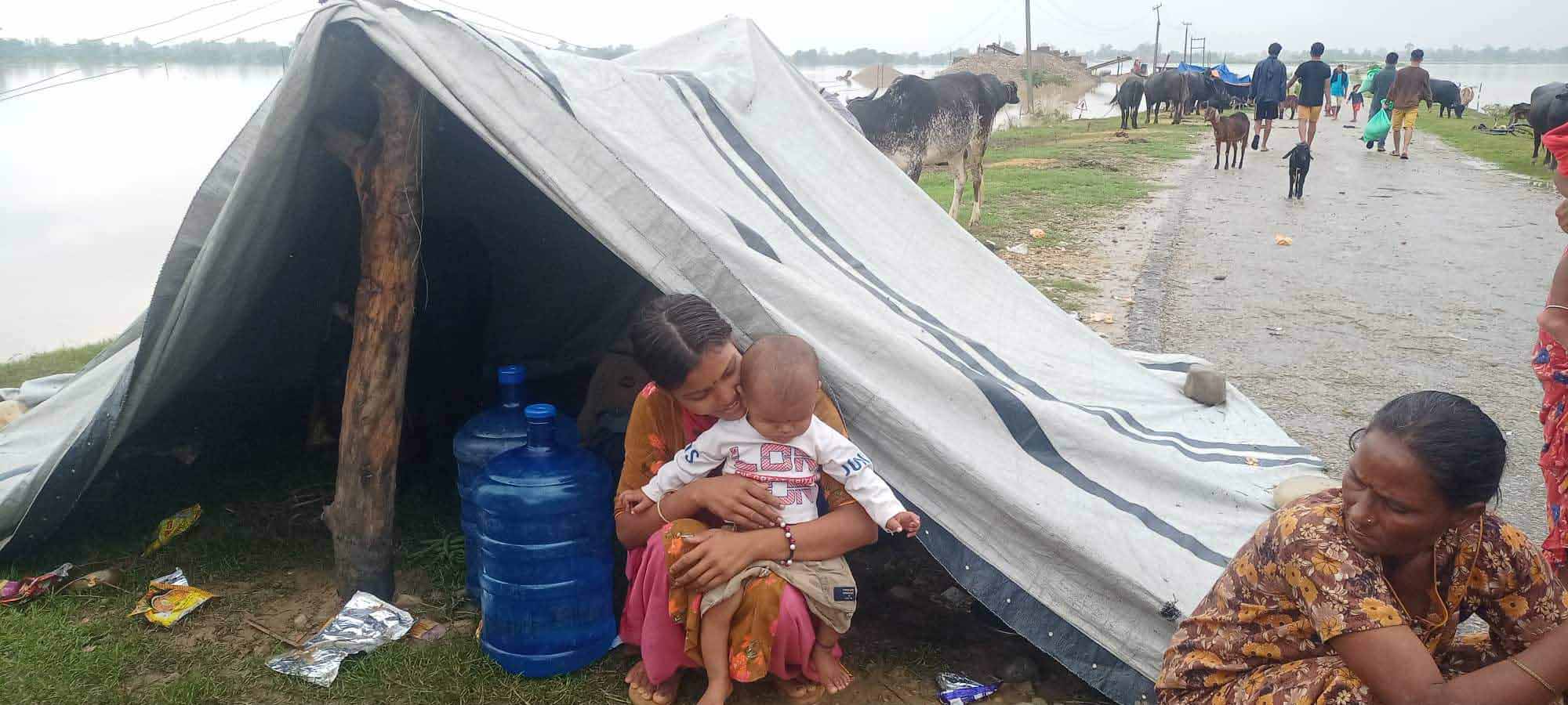 सडकमा बसेका गर्भवती र सुत्केरी समस्यामा