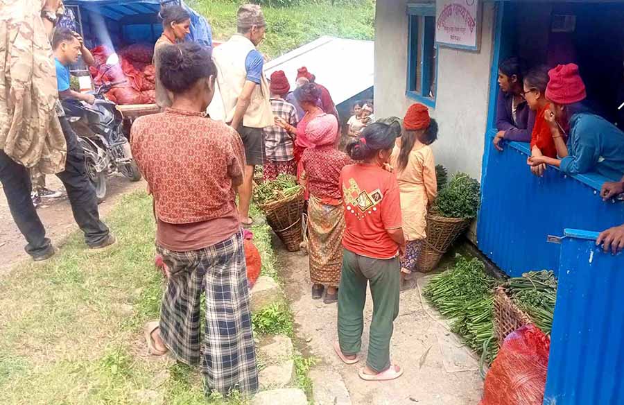 खोलाखोल्सीको निहुरो सहर बजारमा
